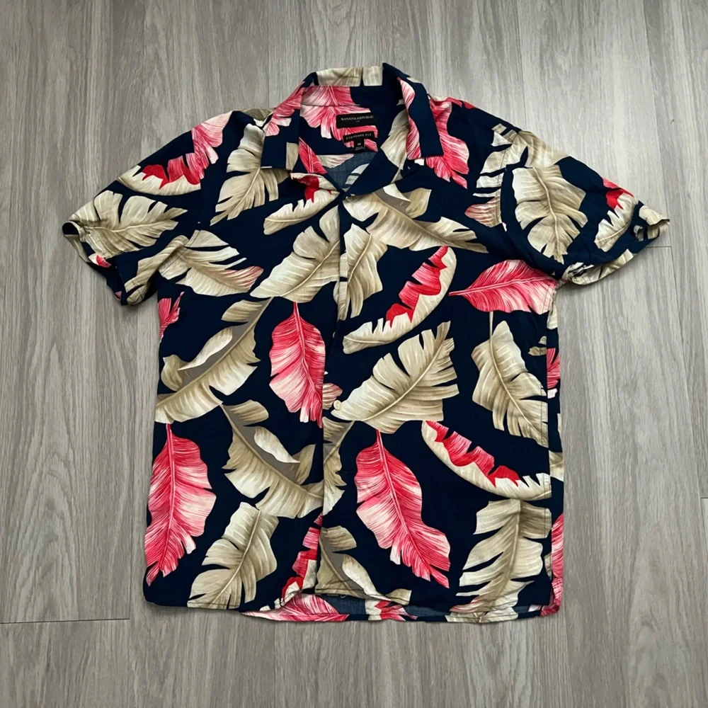 Banana Republic Tropical Leaf Camp Shirt Men’s Medium Navy Pink Rayon Hawaiian